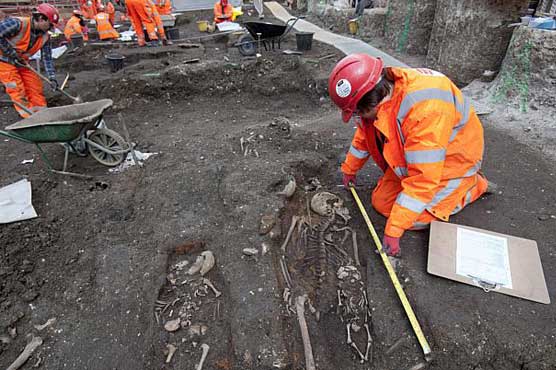 Archaeologists dig up 3,000 skeletons at London site