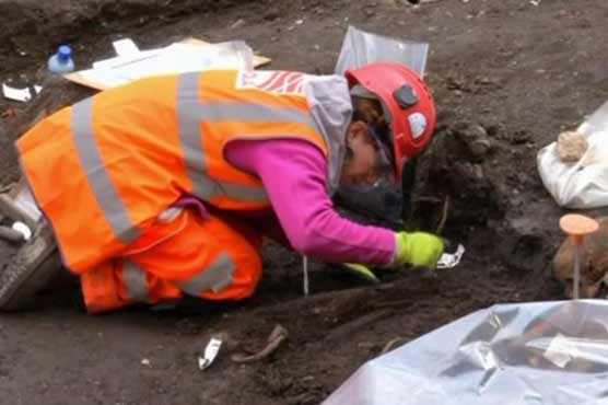 Archaeologists dig up at least 3,000 skeletons at London site