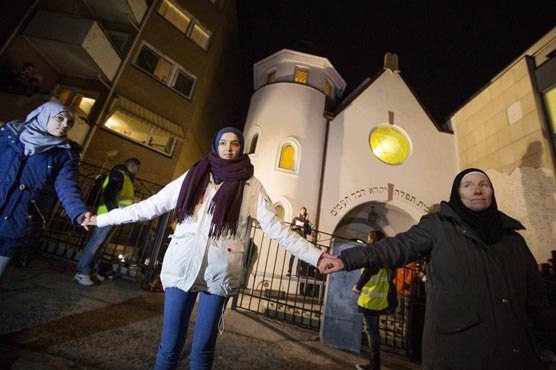 Danes form human chains outside synagogue in show of unity