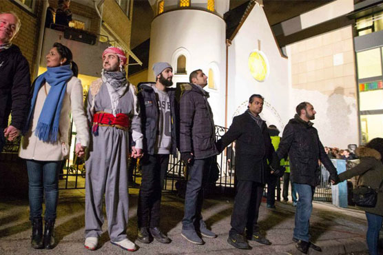 Danes form human chains outside synagogue in show of unity