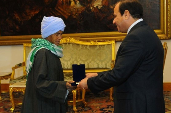 Egypt honours woman who dressed as man to work
