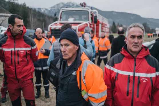 Rescuers search for air crash bodies in French Alps