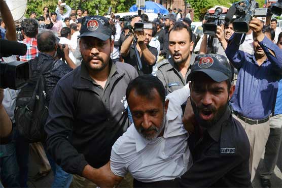 Lahore: Farmers clash with police amidst protests against unwarranted arrests