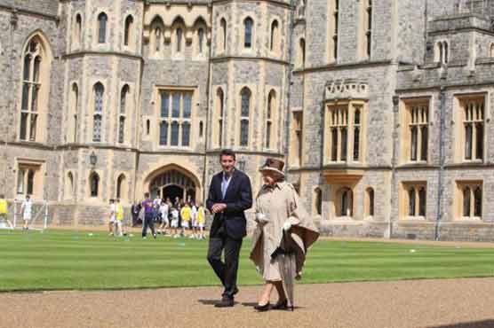 British Queen's staff threaten industrial action