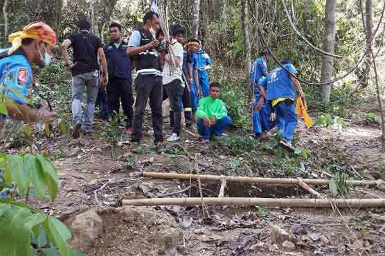 Thai authorities resume dig at migrant mass grave site 
