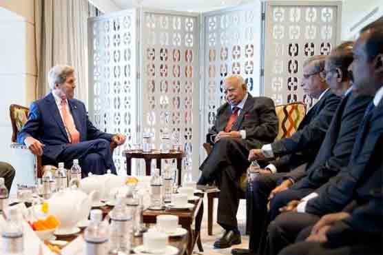 Kerry holds talks with Tamils in Sri Lanka