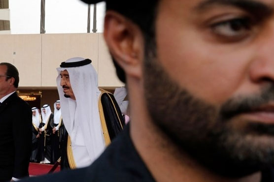 Saudi king sacks senior aide for photographer 'slap'