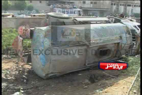 One killed, one injured as speedy tanker overturns in Karachi