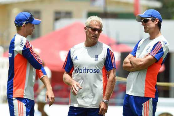 England players back Moores as axe hovers