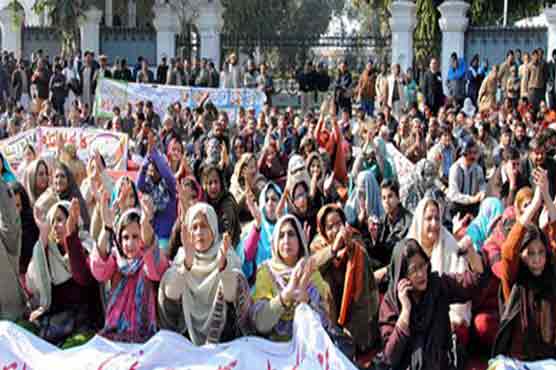Teachers continue protest in Lahore, urge to fulfill demands 