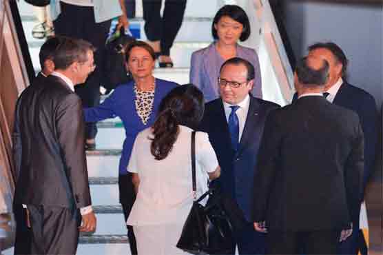 France's Hollande arrives in Cuba on historic visit 