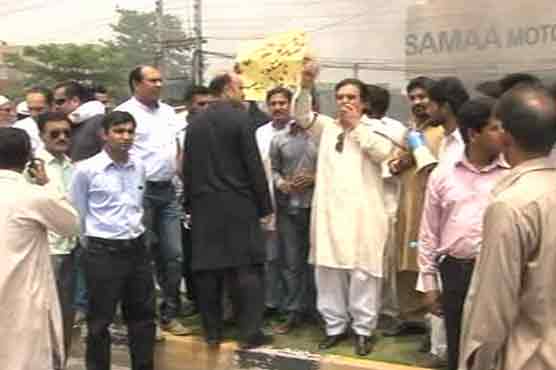Lahore: Car dealers protest against sales tax