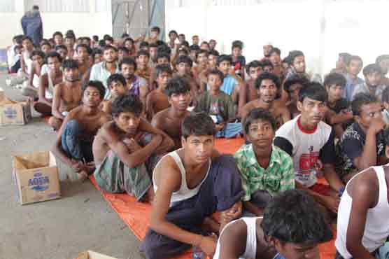 800 migrants rescued off Indonesia as pressure grows for solution