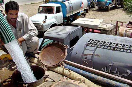 Karachi: Locals buy water on hiked price as water shortage continues