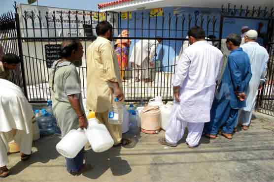 Karachi: Locals buy water on hiked price as water shortage continues