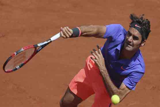Tennis: Federer wins at Roland Garros, dodges fan scare