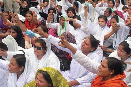 Karachi: Paramedics stage protest against non-payment of health allowance