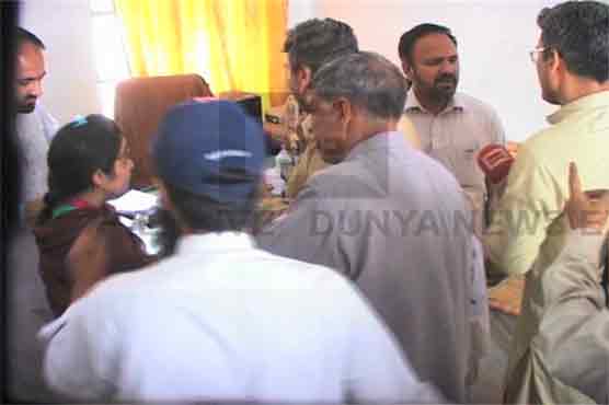 Peshawar school administration manhandle Dunya News team for coverage