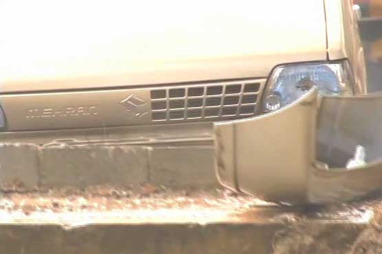 Driver steers car into canal to avoid accident in Lahore's Mughalpura