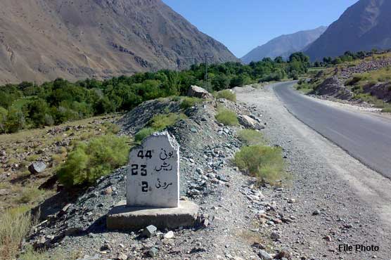 Travelers stranded on Chitral-Mastoj Road due to Maroi landsliding