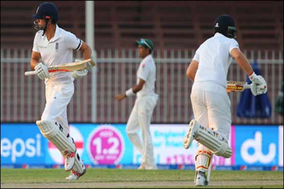 Cook fights alone as Pakistan eye victory