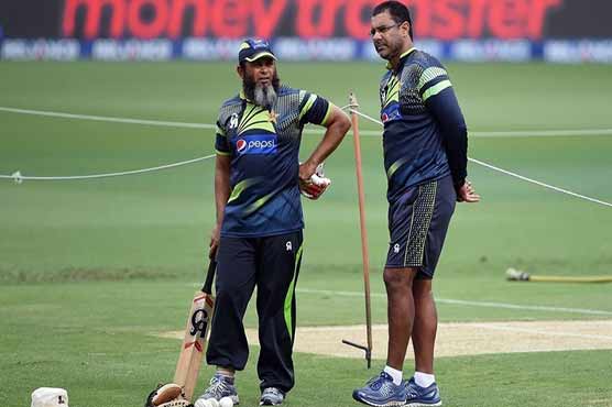 Waqar lauds England pacemen's reverse swing