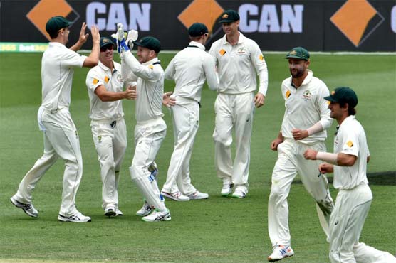 Umpire blunder as Aussies crush Kiwis