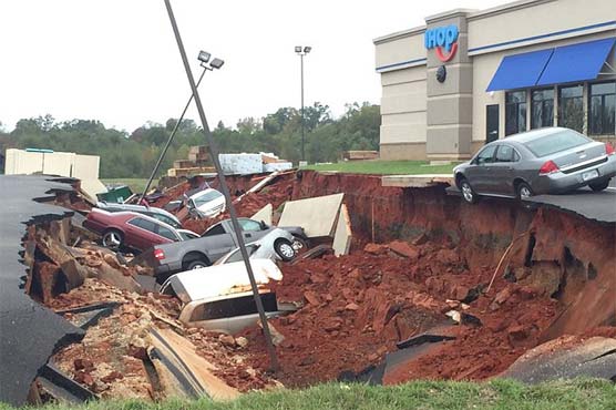 Restaurant parking lot cave-in swallows 12 cars in Mississippi