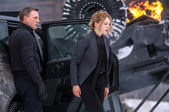 'Spectre' tops 'The Peanuts Movie' with $73 million