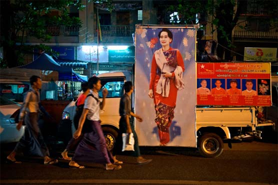 Myanmar president 'will hand power' to Suu Kyi after poll win 