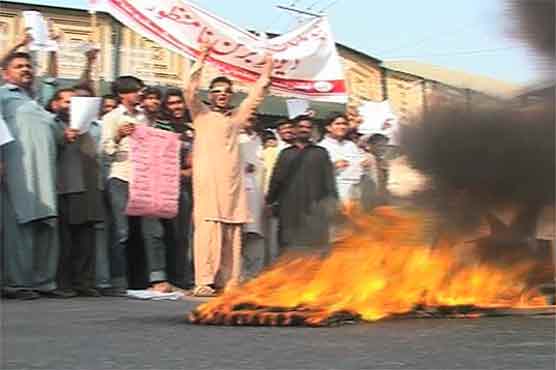 Multan: Protest against Metro project, protesters broke railing