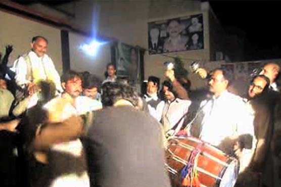 Candidate allures voters with feast while others contest by toss