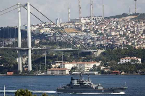Daredevil climbers scale Istanbul bridge for dizzying selfie