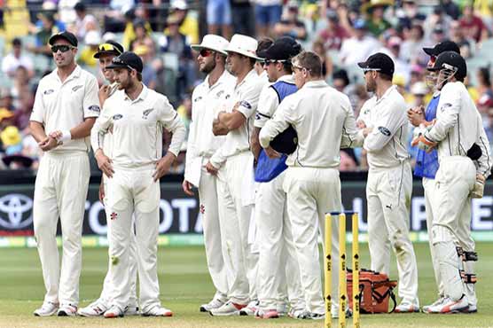 Aussies cash in off review howler to take innings lead