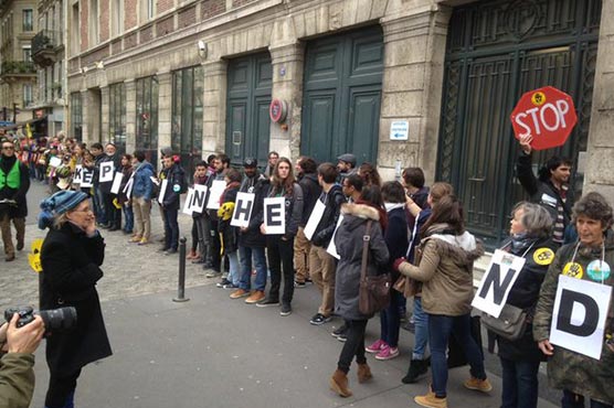 Paris human chain presses leaders for climate deal