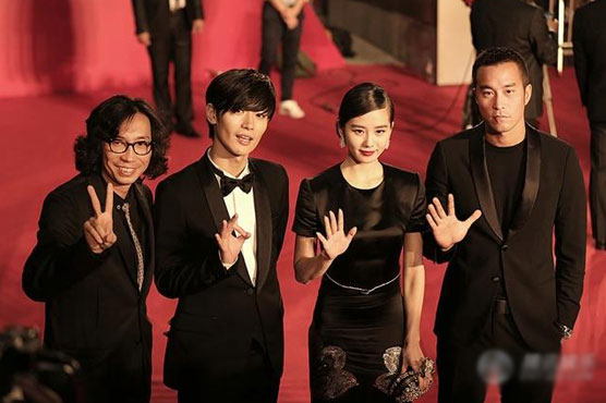 Fans brave the rain for Busan film festival's Bollywood-style launch