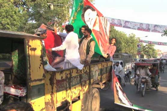 NA-122: PML-N, PTI workers attack PHA team taking off flexes, banners
