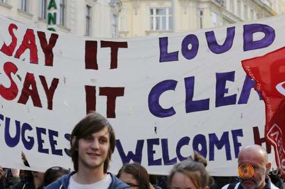 Thousands march in support of migrants in Vienna