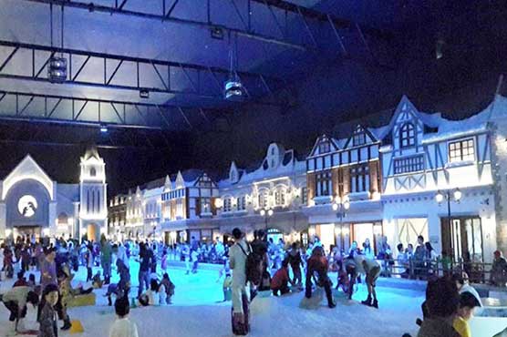 Energy-guzzling snow parks boom in sizzling Thailand