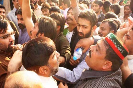 Police helpless amid scuffle between PML-N, PTI workers