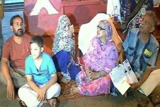 Dejected Pakistani family spend night on Mumbai footpath