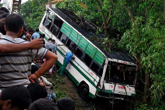 Fifteen killed in wedding party bus crash in India
