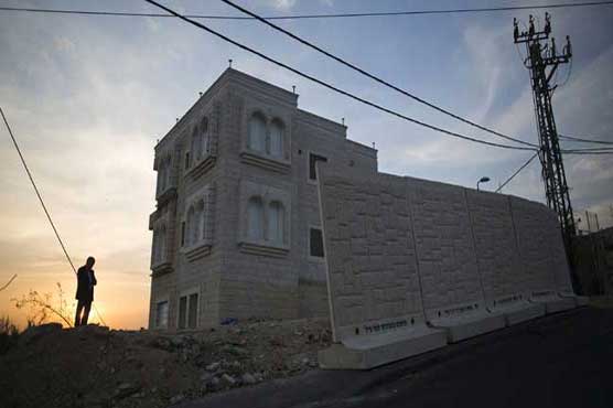 Israel erects wall to protect Jews in east Jerusalem
