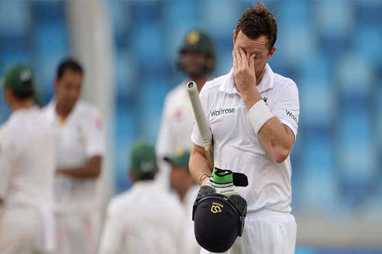 Pakistan press for victory against England after Younis's 100