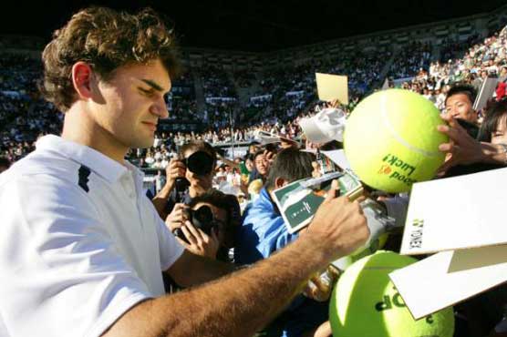 Tennis: Federer urges ball kids to approach him at Aussie Open