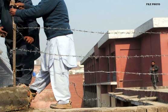 Gunshots fired at Charsadda school after men try to scale walls