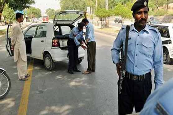 Armed men snatch weapon from traffic warden in Karachi