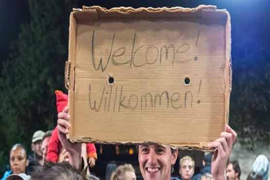 Refugees arrive in Germany to cheers, 'welcome' signs