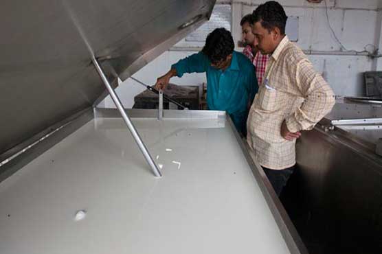 Karachi retailers hike milk price following increase by dairy farmers 