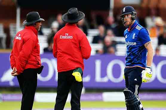 Smith unrepentant as Stokes row rages on